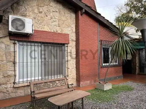 VENTA DE CASA 4 AMBIENTES 3 BAÑOS PILETA Y QUINCHO.  PARQUE LELOIR- HARAS MIRIAM APTO CREDITO
