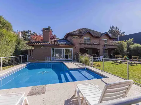 Casa en Venta con 3 cocheras
