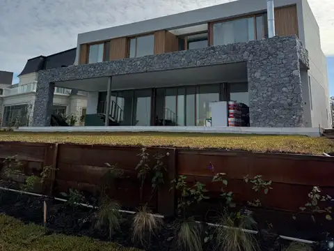 Casa 7 ambientes con 9 baños