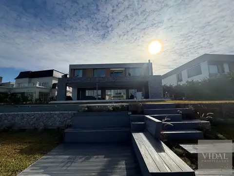 Casa 7 ambientes con 9 baños