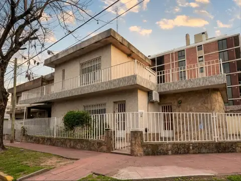 VENTA CASA 3 DORMITORIOS COCHERA B. ARROYITO