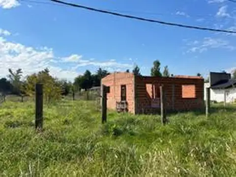 vendo con mejoras Terreno en Francisco Alvarez