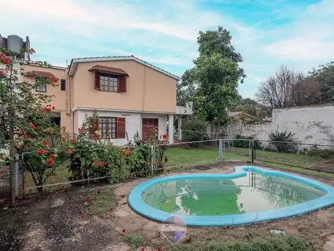 Casa 8 ambientes con 3 baños
