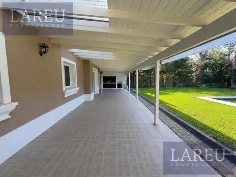 Casa en Alquiler con 4 cocheras