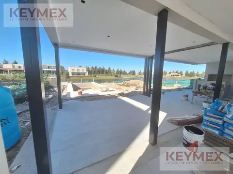 Casa en venta al agua dos plantas El Naudir Aguas Privadas galería jardín pileta parrilla