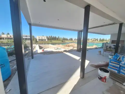 Casa en venta al agua dos plantas El Naudir Aguas Privadas galería jardín pileta parrilla