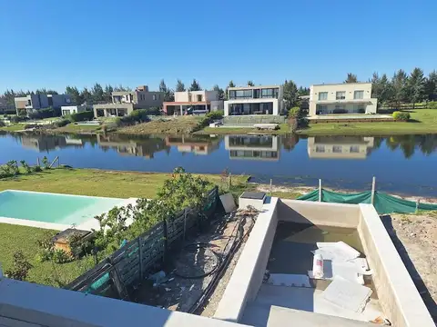 Casa en venta al agua dos plantas El Naudir Aguas Privadas galería jardín pileta parrilla