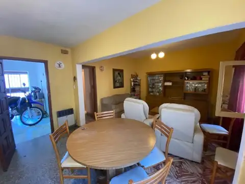 Casa 4 ambientes con 2 baños