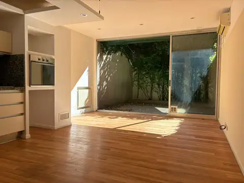 Cramer 4500 - Saavedra - PH de autor con Patio casi frente a la Plaza