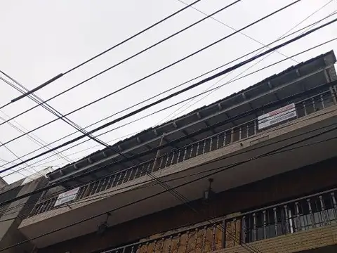 PISO EN VENTA DE 4 AMBIENTES EN MORON CENTRO