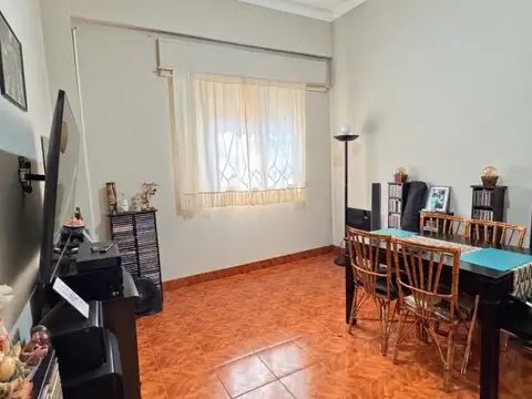 VENTA PH 2 AMBIENTES CON ESTUDIO Y PATIO EN P.B - ALMAGRO
