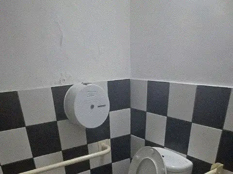 Amplio Local en Galeria del Este. 97m2 en planta mas entrepiso. Apto gastronomía. Cocina y 3 baños.