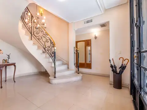 Casa en Venta con 3 cocheras