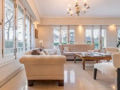 Casa 8 ambientes con 5 baños