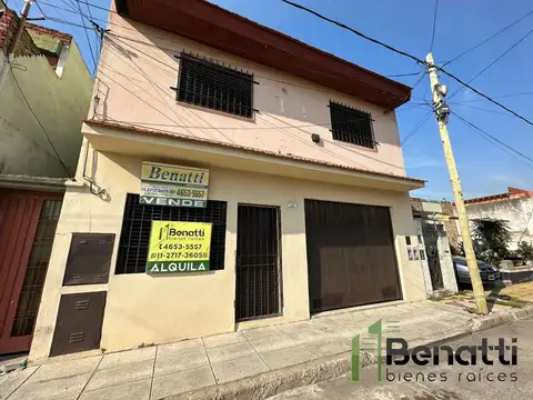 Casa en alquiler 4 ambientes con patio y cochera a reciclar