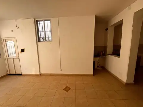 Casa de pasillo EN VENTA, 2 dormitorios, con terraza, oportunidad de inversión!