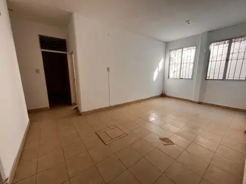 Casa de pasillo EN VENTA, 2 dormitorios, con terraza, oportunidad de inversión!