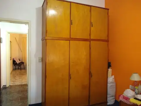 CASA AL FRENTE (NO PH) EN MUY BUEN ESTADO.