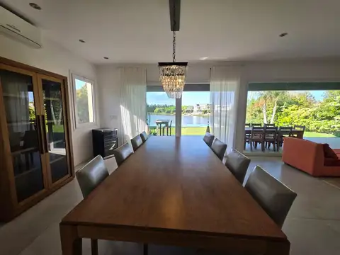 Casa en Venta con 4 cocheras