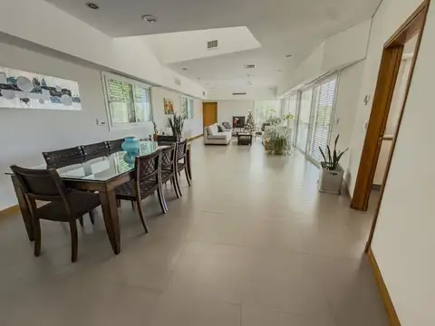 Casa 6 ambientes con 5 baños
