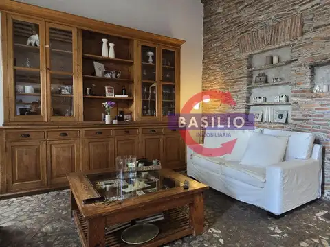VENTA – CASA 3 AMBIENTES CON JARDÍN, PARRILLA Y FOGONERO EN CARAPACHAY