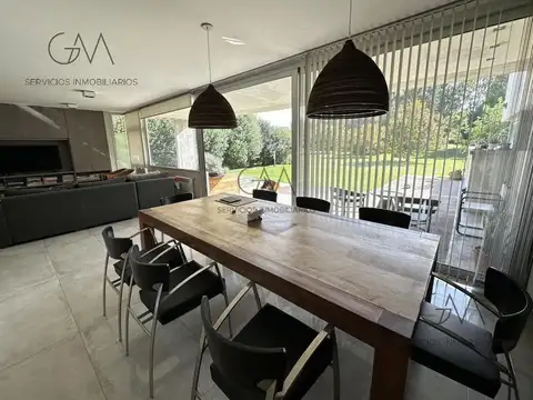 Casa en Venta con 2 cocheras