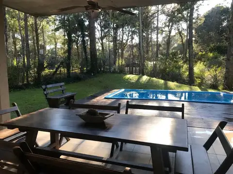 Lìndisima casa con pileta en el bosque de Carilo.