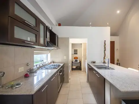 Casa en Venta con 2 cocheras