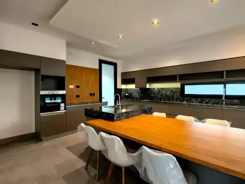 Casa a Estrenar en La Barraca Country | 4 Dormitorios, Quincho y Seguridad 24hs