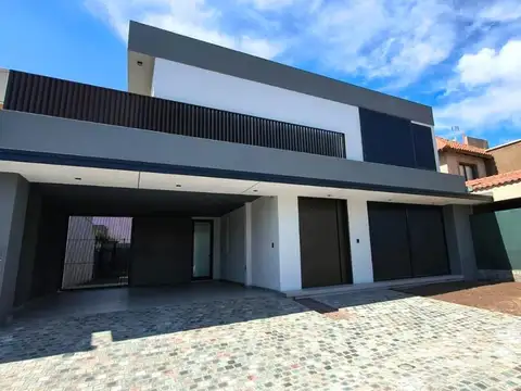Casa en Venta en La Barraca Country | 4 Dormitorios, Diseño Premium | Suite Planta Baja | A Estrenar