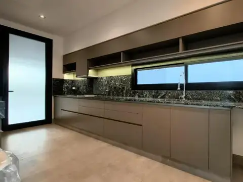 Casa 7 ambientes con 3 baños