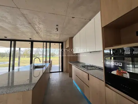Casa 4 ambientes con 4 baños