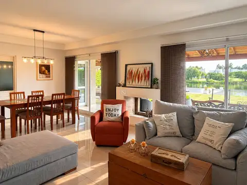Casa en Venta con 2 cocheras