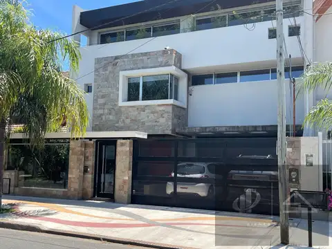Casa estilo minimalista sobre lote 12x 30 5 ambientes cochera fondo libre pileta y parrilla