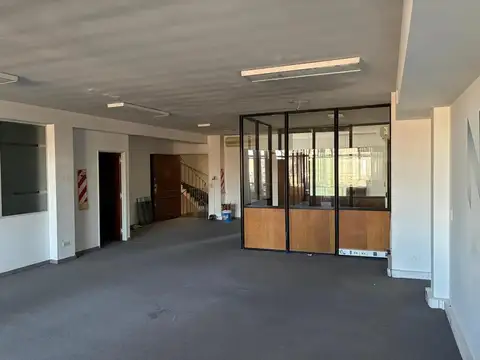Oficina 3 ambientes con 2 baños