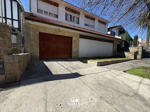 Cochera en excelente ubicacion de calle Alem.