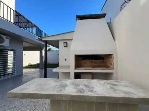 Casa 5 ambientes con 3 baños