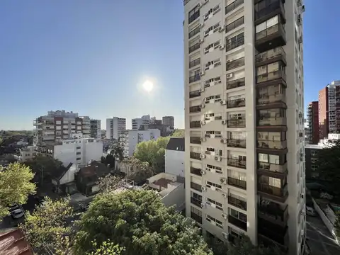 Muy buen departamento en venta con cochera y baulera en el centro de Martínez.