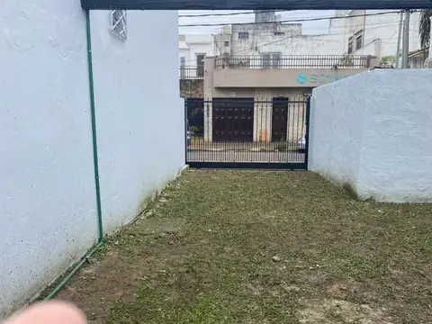 Casa 3 ambientes con garage y patio en Berazategui centro