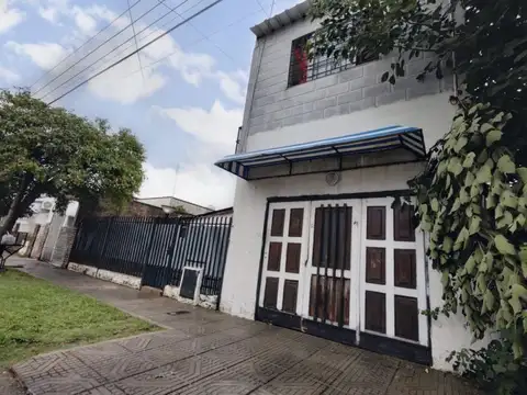 Venta Casa con parque y garage en Castelar