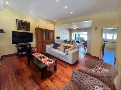 Casa 5 ambientes con 2 baños