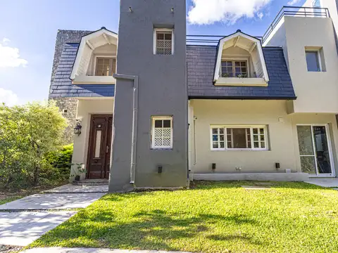 Casa en Venta con 2 cocheras