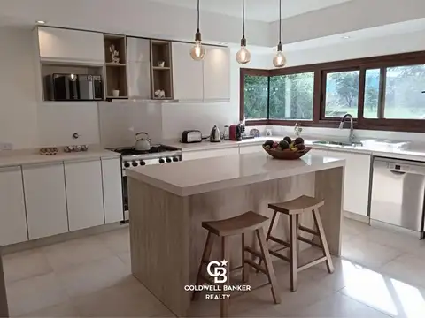 Casa 6 ambientes con 4 baños