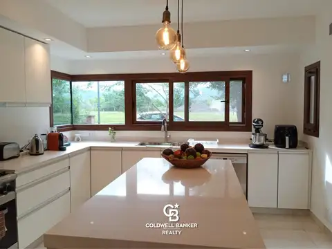 Casa en Alquiler con 2 cocheras