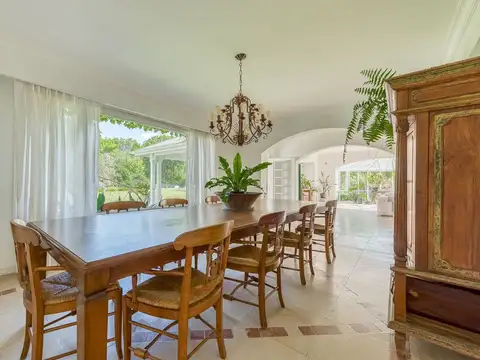 Casa 8 ambientes con 6 baños