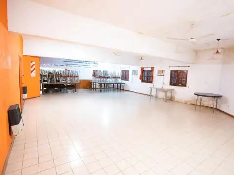 Local Casa de esquina Amplio uso comercial educación instituciones logística deposito