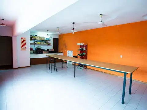 Local Casa de esquina Amplio uso comercial educación instituciones logística deposito