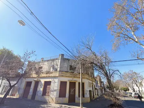 Local Casa de esquina Amplio uso comercial educación instituciones logística deposito