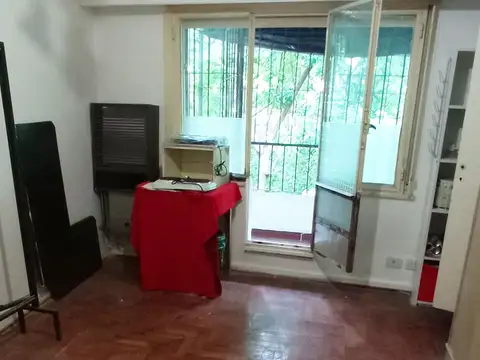 Monoambiente con balcon al frente. Excelente ubicacion