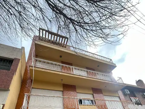 Venta. Casa 5 ambientes. Cochera. Agote y Bavio. 